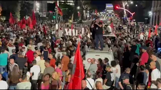 Bulevardi mbushur plot/ Protestuesit me pankarta në duar: Shqiptarët e bashkuar, pushteti i tmerruar