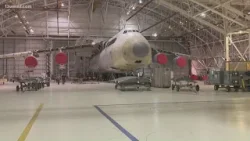 Эта команда на авиабазе Робинс, по сути, является «авиационными врачами», обеспечивающими исправн...