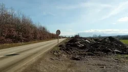 Mbetjet inerte vazhdojnë të hudhen përskaj rrugëve të fshatit Hereq