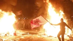 Tirana në flakë, dhunë brutale dhe arrestime/Digjen institucionet, policia përplaset me protestuesit