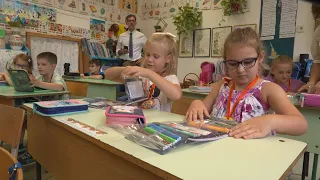 Ajándék tolltartó várta a kaposvári első osztályosokat