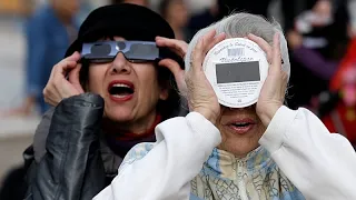 Éclipse solaire : en France, les lunettes de protection s’arrachent
