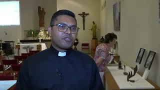 Kapelaan Ranil Weerawarna toont voor het eerst zijn kunst
