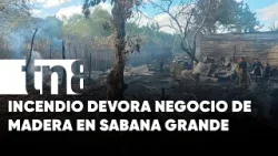 Voraz incendio destruye negocio de madera en Sabana Grande