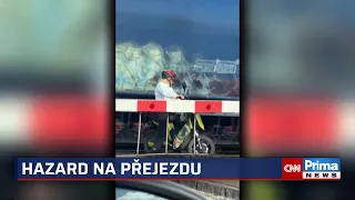 Vlak těsně minul „babičku na mopedu“, ukazuje video z Třinecka. Policie už zná její totožnost