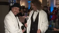 Legende in Frotee: Dresscode Bademantel am KV-Ball