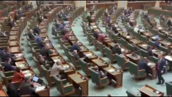 Din băncile opoziției se strigă „Demisia!” la adresa miniștrilor USR și a premierului Bolojan.