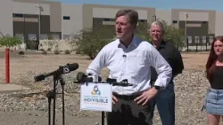 Член палаты представителей Стэнтон и местное сообщество требуют ответов по поводу центра иммиграц...