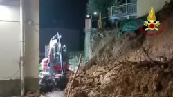 Muraglione crollato a Genova, vigili del fuoco al lavoro fino all'alba: rimossi i detriti