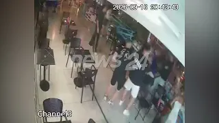 Plagosja me thikë e 3 të rinjve në Sarandë, dalin pamjet nga sherri, përplasen me grushte e karrige