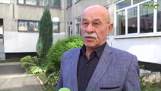 Valery Korotkov casts his vote in the election
