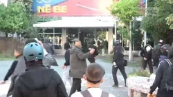 E fundit/ Sulmohet selia e PS/ Policia kapet 'mat'/ Fëmija lëndohet keq/ Gurë bien mbi...