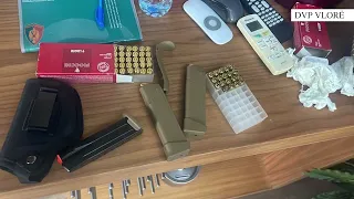 Momenti i shoqërimit të Elvis Kosovës në komisariat, çfarë iu gjet në banesën në Tiranë