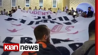 Me banderolë me vete protestuesit nisen drejt Kryeministrisë