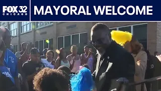 Chicago mayor helps welcome CPS students back to school