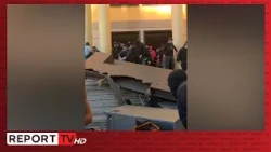 VIDEOLAJM/Protestuesit shkatërrojnë pllakatën përkujtimore në nder të viktimave të regjimit komunist