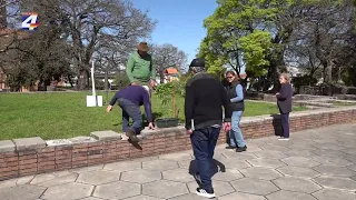Integrantes del Centro Cultural, plantron ibirapitá en Plaza Bella Vista