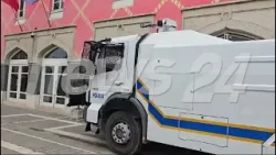 Autobotë uji dhe rrethim i zonës, çfarë po ndodh para Bashkisë së Tiranës para nisjes së protestës