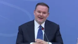 Top Channel/  Protestat në Tiranë, ministri i Brendshëm dhe drejtori i policisë konferencë për shtyp