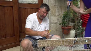 Bari, Giuseppe intreccia a mano le reti da pesca: “Voglio insegnare questa tradizione ai giovani"
