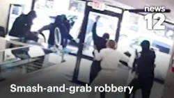 В Перт-Эмбое засняли на видео ограбление ювелирного магазина днем.