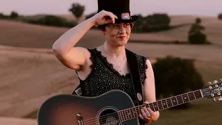 Lara Molino presents “J’Abbruzzu”: the traditional Abruzzese song lives again in a new version
