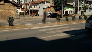 Shoferët nuk ndalen në vija të bardha, këmbësorët kalojnë aty ku s'ka vendkalim