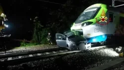 Cologne - Treno travolge un’auto al PL - Muore donna di 50 anni
