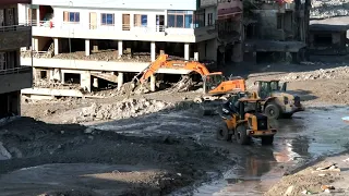 Siguen los Rescates Tras la Riada Ocurrida en la Frontera entre Nepal y China