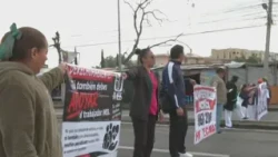 IMSS workers block the Mexico-Pachuca highway in Tecámac