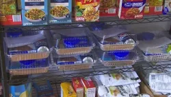 Ученица 8-го класса из Грейслейка пожертвовала наборы для приготовления именинных тортов местным ... Ученица 8-го класса из Грейслейка пожертвовала наборы для приготовления именинных тортов местным ...