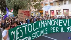 "Polluters, burners, and devastators must pay." Fridays for Future youth take to the streets in Rome