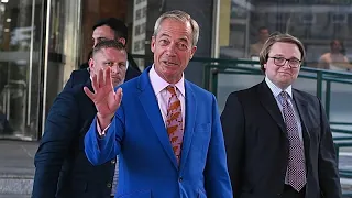 Nigel Farage fölényesen győzött a clactoni időközi választáson, de folytatódik ellene a vizsgálat