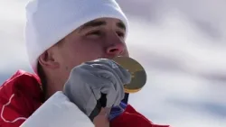 La première médaille d'or frd JO 2026 pour le Suisse Von Allmen en descente • FRANCE 24