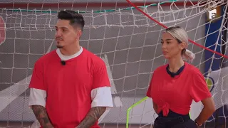 Concurenții, legați la ochi pe terenul de fotbal 🤣 Haosul n-a lipsit din nicio echipă 😱