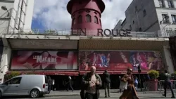 Pás do icónico moinho de vento do Moulin Rouge, em Paris, desabam durante a madrugada