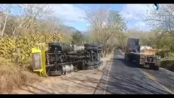 Camión cargado con piedrín se vuelca en carretera hacia Condega