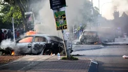 Afrique du Sud : tensions et voitures incendiées après l’assouplissement du droit d’asile