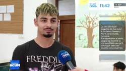 Profesorul-pictor care își duce elevii la muzeu și învață de la ei limba rromani