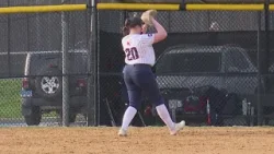 Софтбол среди школьных команд: команда Foran обыграла Amity в дополнительное время.