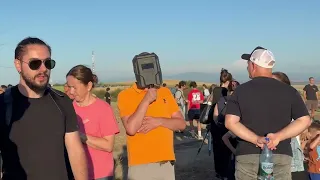 Câteva sute de oameni s-au adunat pe vârful unei deal din Timiș, să urmărească eclipsa de soare