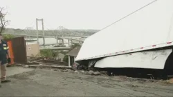 Неуправляемый большегрузный автомобиль врезался во двор дома в Крокетте.