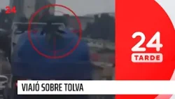 Individuo se desplaza sobre la carga de un camión en movimiento | 24 Horas TVN Chile
