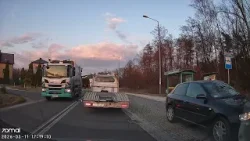 Brawurowy manewr w Jaworznie. Kierowca Audi skrócił sobie drogę przez zatokę autobusową