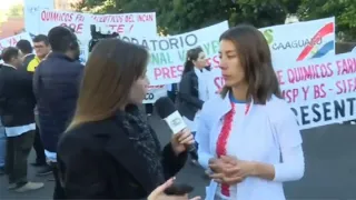 Biochemists demonstrate in front of the Ministry of Health and demand a salary adjustment