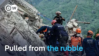 Venezuela earthquake: More survivors found as families plead for help | DW News