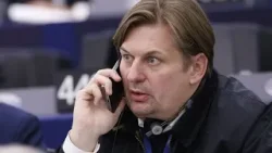L'eurodéputé d'extrême droite éclaboussé par une affaire d'espionnage maintient sa candidature