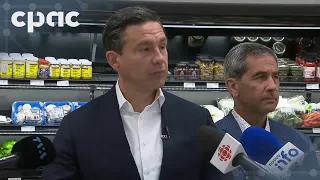 Pierre Poilievre s’adresse aux médias aux côtés du candidat à l’élection partielle à Saguenay