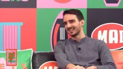 Ο Στρατής Χατζησταματίου, πρωταγωνιστής της παράστασης Τζόνι Μπλε, στο Talk To Mad!