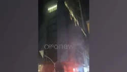 Protestuesit djegin edhe fasadën e ‘Syrit të Tiranës’, zona mbulohet nga tymi